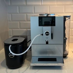 Like NEW Jura Ena 8 with Jura milk cooler/frother